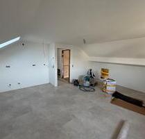 Schön geschnittene 2-Zimmer-Dachgeschosswohnung mit Einbauküche - Offenbach am Main Buchrain