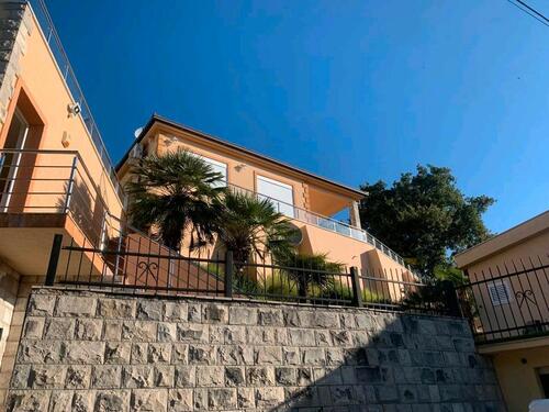 Foto - Zwei legale Häuser in Montenegro stehen zum Verkauf.