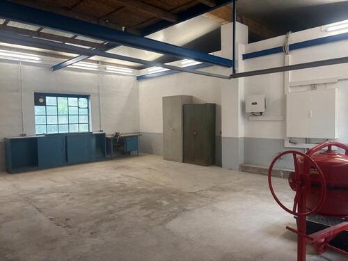 Foto - Halle Lager Handwerker Strom Wasser 70m2 Renoviert