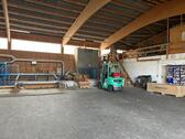 Foto - Große Lagerhalle mit Außenfläche