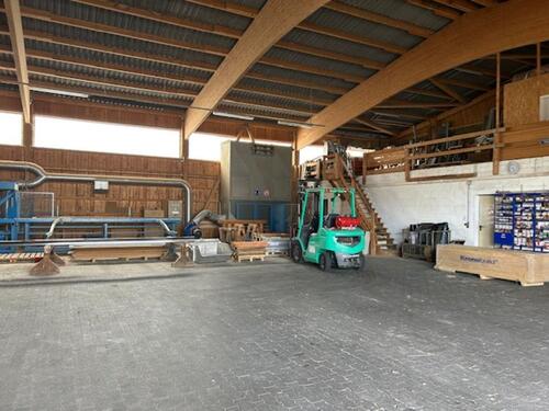 Foto - Große Lagerhalle mit Außenfläche