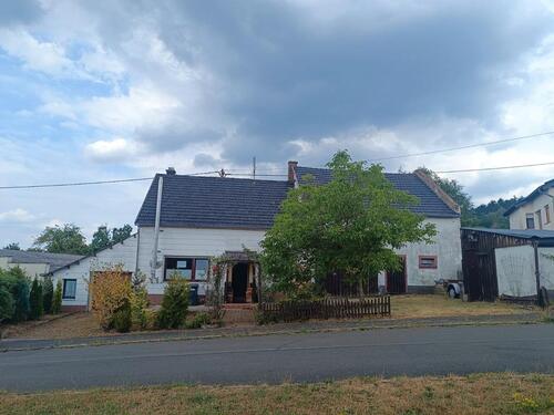 Foto - Einfamilienhaus mit Nebengebäuden und Garten in Hinterweiler