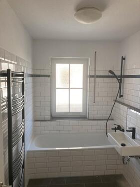 Foto - Moderne 2 Zimmer Wohnung + Küche inkl. E-Geräte + PKW Stellplatz