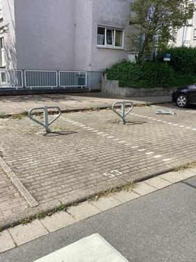 Foto - Sichere Außenstellplätze mit Absperrbügel zu vermieten