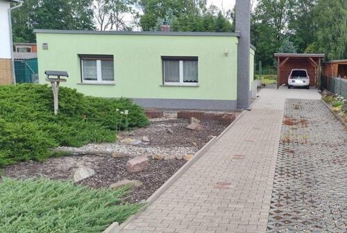 Foto - gepflegtes Grundstück mit kleinem Häuschen in ruhiger Lage