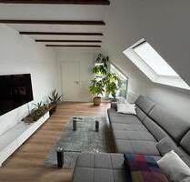 Sanierte Dachgeschosswohnung mit Loggia in Rheinnähe (Köln-Ensen)