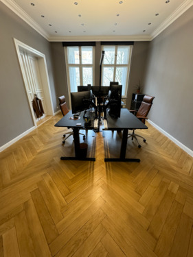 Foto - Büro mit drei voll ausgestatteten Arbeitsplätzen