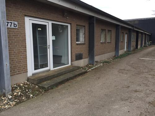 Foto - Gewerbe-Halle mit Sozialräumen, Büro, Küche und Dusche