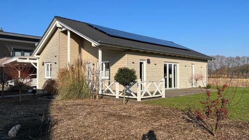 Foto - Modernes, freistehendes, ebenerdiges Einfamilienhaus