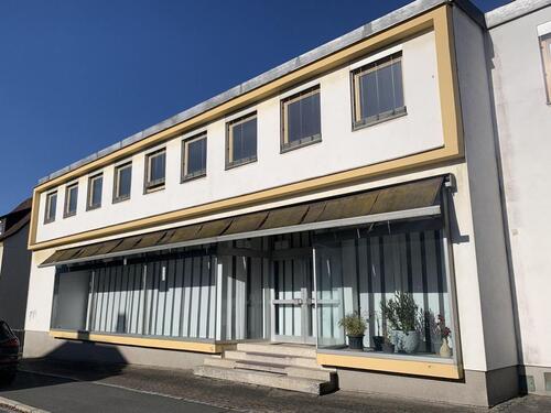 Foto - Gewerbeimmobilie mit Entwicklungspotential in zentraler Lage von Rehau - Ausstellung, Büro, Lager, Produktion im Mischgebiet - mit Laderampe im EG - Gesamtgewerbefläche ca. 1.786 m²