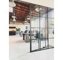 Moderner Schreibtischplatz im kreativen Co-Working Space in Düsseldorf-Unterbilk