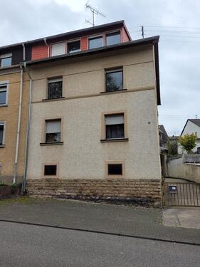 Foto - 2 - Familienwohnhaus mit Rückgebäude und Eigentumsgrundstück