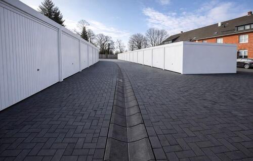 Foto - Neubau Garagen mit Strom und Freifläche durch Hintertür OB Holten
