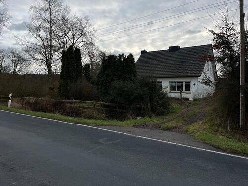 Foto - Wohnhaus mit Grundstück und Nebengelass, Alleinlage