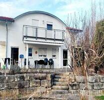Schöner Wohnen im 5,5-Zi-Einfamilienhaus mit großem Garten, Naturteich und Doppelgarage - Eislingen (Fils)