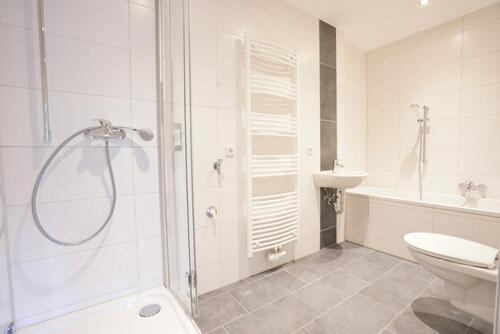 Foto - Wanne & Dusche Helle Räume - 315,00 EUR Kaltmiete,
