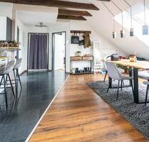 Helle Dachgeschosswohnung mit schönem Sichtgebälk - Altheim (Alb)