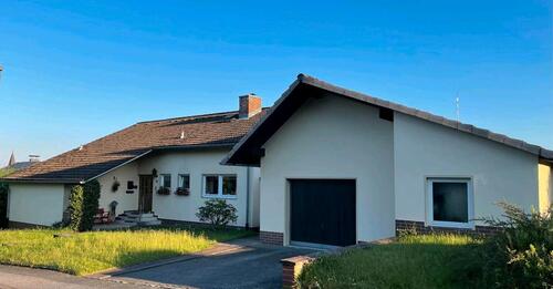 Foto - Freistehendes Einfamilienhaus m. Garten und Wintergarten