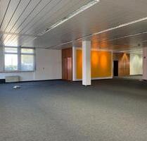 Gepflegte und großzügige Gewerbefläche im Frankenwald - individuell nutzbar- Gewerbefläche ca. 450 m² - inkl. 3 PKW-Stellplätze - verkehrsgünstige, zentrale Lage von Selbitz