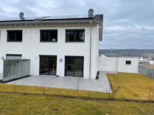 Foto - 5-Zimmer-Wohnung mit Terrasse, EBK und Doppelgarage