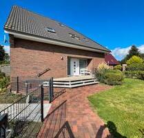 Im Herzen von Jever: EG-Wohnung mit großem Garten, EBK und Garage