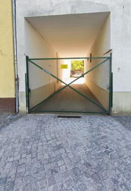 Foto - Sicherer PKW-Stellplatz in abgeschlossenem Innenhof