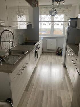 Foto - Einbauküche mit herdplatte und Ofen und Spülmaschine