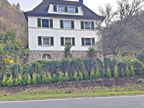 Foto - Idyllisches Zweifamilienhaus mit Dachgeschosswohnung (Alleinlage)