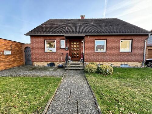 Foto - Haus mit Souterrain-Wohnung 180qm, ruhige Lage, 613qm Grundstück