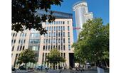 Foto - Schreibtischplätze in moderner Bürofläche mit Skylineblick nahe H
