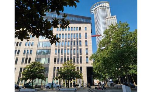 Foto - Schreibtischplätze in moderner Bürofläche mit Skylineblick nahe H