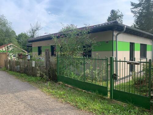 Foto - Energiesparender Bungalow mit PV Anlage und Nebengebäude, 105 qm