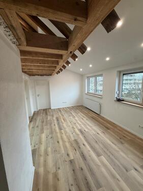 Foto - Kernsanierte 2-Zimmer-Dachgeschosswohnung