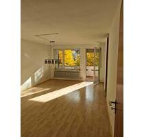 Helle 2,5-Zimmer-Wohnung mit Sonnenbalkon,Garage und EBK - Böblingen