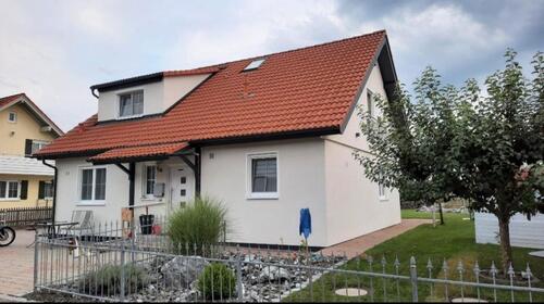 Foto - Einfamilienhaus mit Doppelgarage, Pool und Sauna in Ortsrandlage