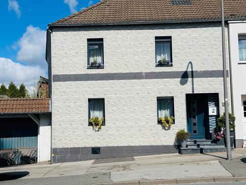 Foto - Modernisiertes Haus nah an A44 & A544 zu verkaufen