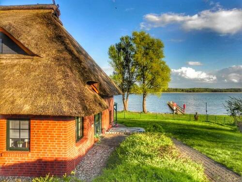 Foto - Herbst-Angebot: Strandhaus direkt am See, Ferienhaus nahe Ostsee und Meer mit Boot & Kanadier an der mecklenburgischen Seenplatte, Schweriner See, Badeurlaub, Angelurlaub