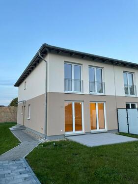 Foto - 140qm Neubau-Doppelhaushälfte mit 5 Zimmern inkl. Einbauküche, 2 Stellplätzen, Zaun