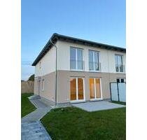 140qm Neubau-Doppelhaushälfte mit 5 Zimmern inkl. Einbauküche, 2 Stellplätzen, Zaun - Schöneiche bei Berlin