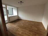 Foto - Helle 2-Zimmer-Wohnung mit Loggia, geräumiger Küche und modernem Bad – ideal für Singles & Paare