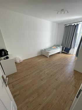 Foto - Großzügige möblierte 4-Zimmer-Wohnung mit Balkon