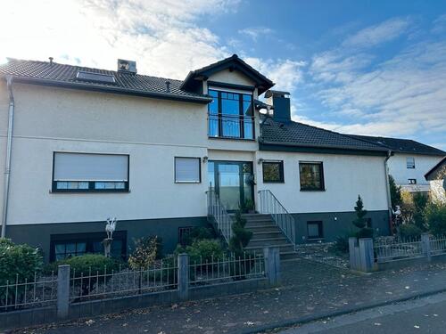Foto - Provisionsfrei: Großes Einfamilienhaus mit Pool in Heidesheim