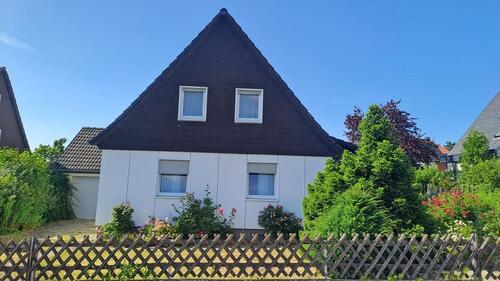 Foto - Frei stehendes Einfamilienhaus mit 4 Zimmern und Doppelgarage