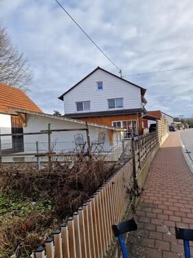 Foto - Haus mit Autowerkstatt und Wohnung