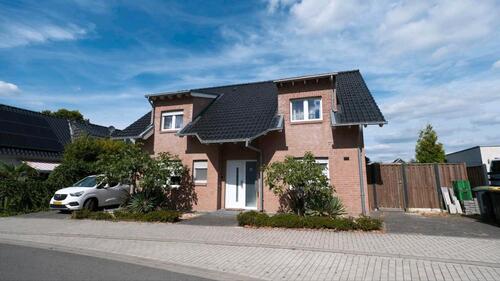 Foto - Einfamilienhaus mit Garage und 4 Schlafzimmern
