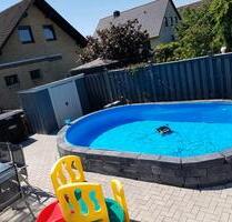 Modanesiertes EFH mit Einliegerwohnung , Pool & 700 m2 Eigent - Wolfsburg Ehmen