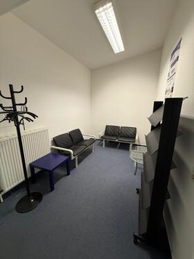 Foto - 110m² Büro mit 4 Räumen citynah - Büroausstattung abzugeben