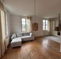 Altstadt-Charme, helle 2-Zimmmer-Wohnung, Einbauküche, Stellplatz - Trostberg