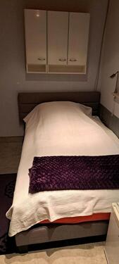 Foto - Möbeliertes Zimmer mit Dusche und WC