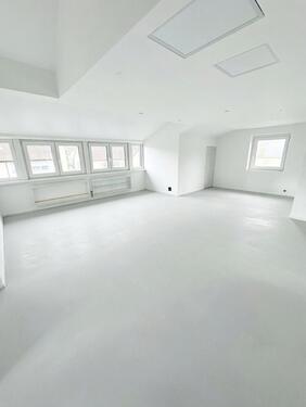 Foto - 3 Zimmer Klimatisierte und kernsanierte DG Wohnung